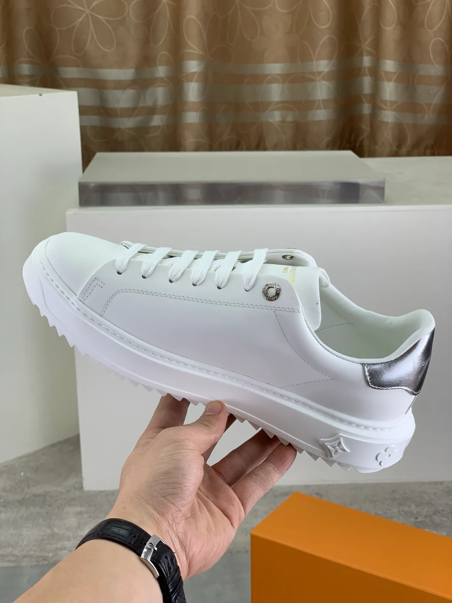 Factory price P700 💶 Top version [LOUIS VUITTON] Couple 🧑‍🤝‍🧑 Craftsman style Counter series (original order) New style 🍀LV Louis Vuitton - top version LV classic high-top trendy shoes! Made of imported original craft calfskin, original breathable lining, and original wear-resistant, lightweight, high-end TPU outsole! High quality products! 3️⃣ colors available, code numbers: female 35-39, male 39-44 (female 40, male 45 46 customized)